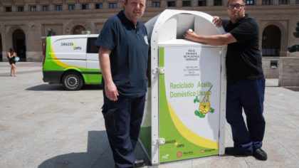 Dos operarios de Recikla muestran uno de los nuevos contenedores. Foto: zaragoza.es